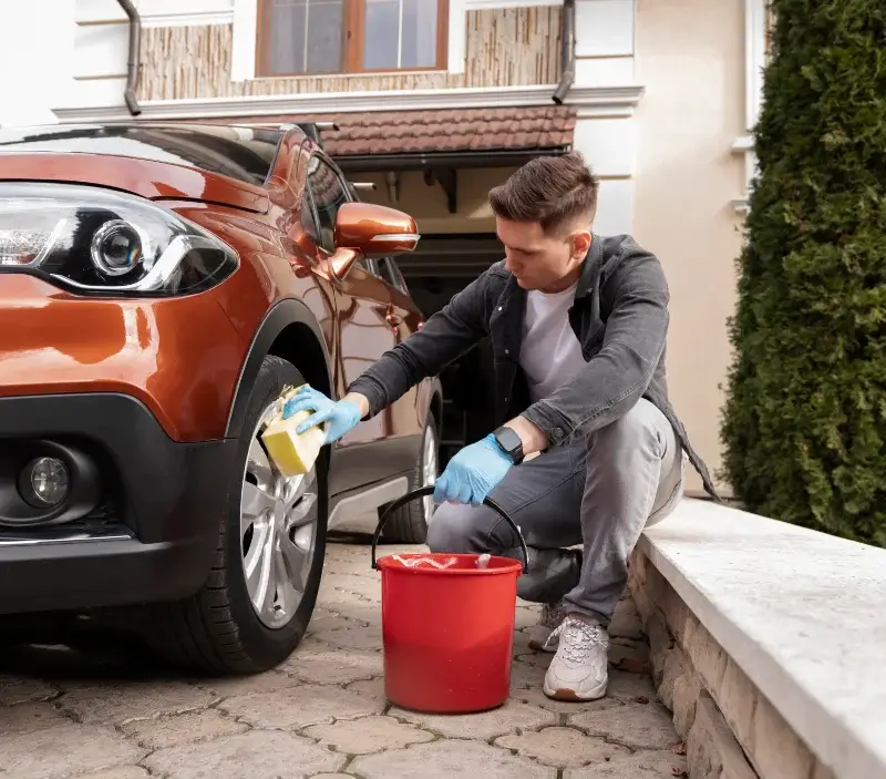 Lavage auto à domicile Lacapelle-del-Fraisse : professionnel intervenant sur un véhicule